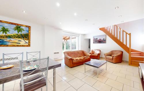 - un salon avec un escalier, une table et des chaises dans l'établissement Spacieuse Maison En Périgord, au Bugue