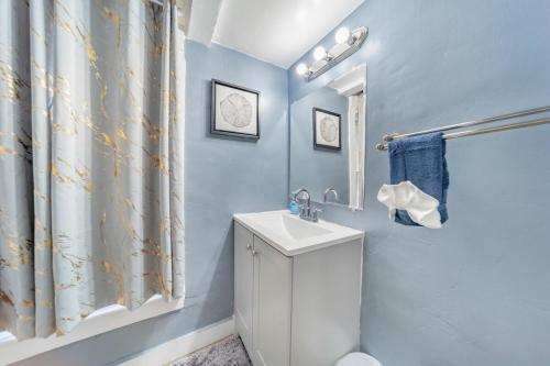 Ένα μπάνιο στο Kenmore Akron 3 bedroom 1 bath