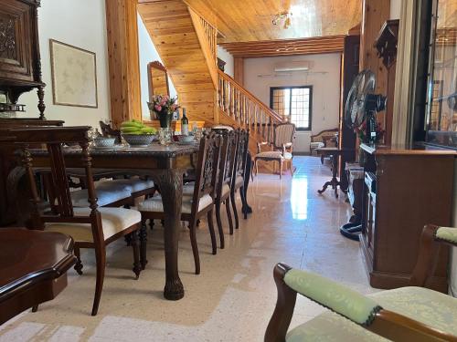 Posezení v ubytování Charming Villa in Pano Platres, Cyprus - Your Home Away from Home