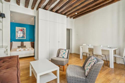 un salon avec un canapé et une table dans l'établissement Superb Apartment 1BR 2P - Cœur du Marais, à Paris
