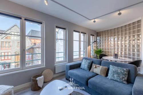 un salon avec un canapé bleu et des fenêtres dans l'établissement Les Armateurs Charming Gem in the City Center Private Parking 2 Guest, à Honfleur