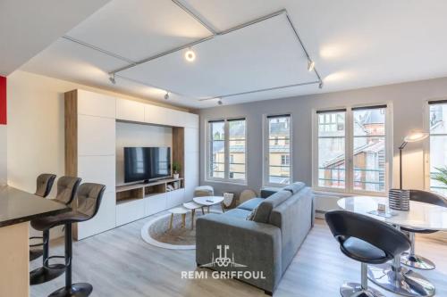 un salon avec un canapé et une télévision dans l'établissement Les Armateurs Charming Gem in the City Center Private Parking 2 Guest, à Honfleur