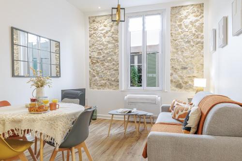Old town Antibes Superb new flat, for 3, AC, Wi-Fi