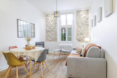 un salon avec une table et un canapé dans l'établissement Old town Antibes Superb new flat, for 3, AC, Wi-Fi, à Antibes