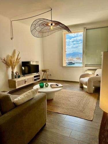 un salon avec un canapé et une télévision dans l'établissement Port Saint-Tropez, à Saint-Tropez