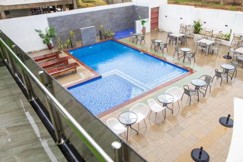 an overhead view of a swimming pool with chairs and tables at Aylane Aparth Hotel in Nampula