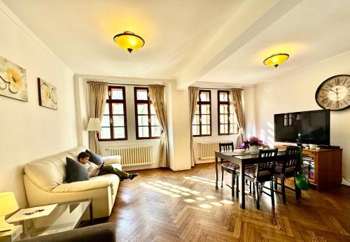 Televízia a/alebo spoločenská miestnosť v ubytovaní Apartmány Nerudova 36