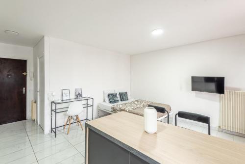 une pièce avec une cuisine et un salon dans l'établissement M70 Marquer Studio proche de la gare, à Annemasse