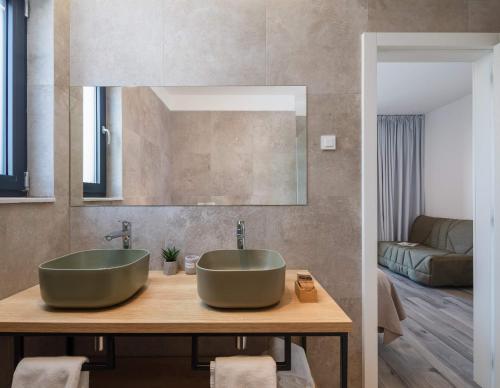 une salle de bain avec un lavabo et un miroir dans l'établissement Villa Mattina, à Dolac