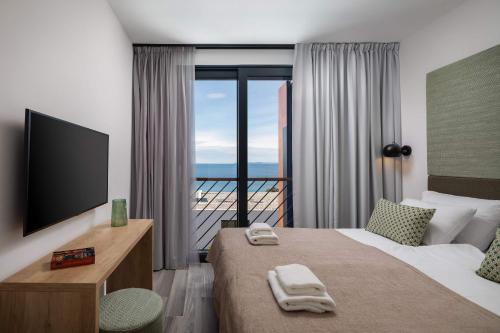 une chambre d'hôtel avec un lit et un balcon dans l'établissement Villa Mattina, à Dolac