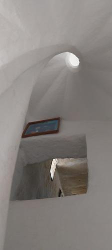 an archway in a white building with a window at Kanina in Mellieħa
