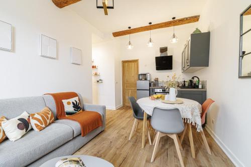 un salon avec un canapé et une table dans l'établissement Old town Antibes Superb new flat, for 3, AC, Wi-Fi, à Antibes