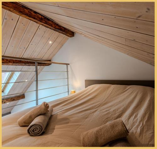 une chambre avec un lit avec deux serviettes dessus dans l'établissement Le Refuge du Château I Annecy, à Annecy