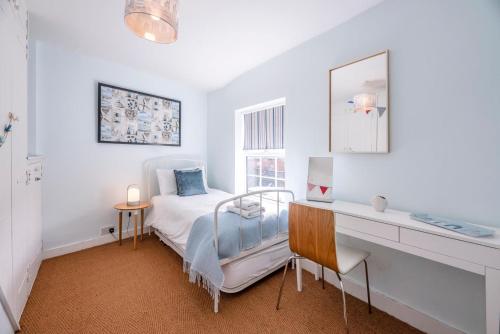 Postel nebo postele na pokoji v ubytování Stones Throw, Aldeburgh