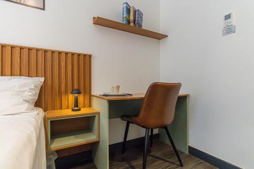 a bedroom with a desk and a chair next to a bed at Aconchegante Studio em Sao Paulo - SP-A713 in São Caetano do Sul