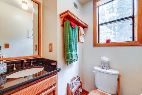 un bagno con lavandino, WC e specchio di Deck with Hot Tub Serene Cabin in Truckee a Truckee