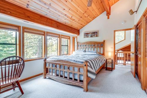 una camera da letto con un letto e un soffitto in legno di Deck with Hot Tub Serene Cabin in Truckee a Truckee