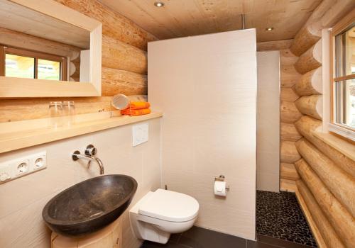 Ένα μπάνιο στο Ferienhaus Alex Das Blockhaus