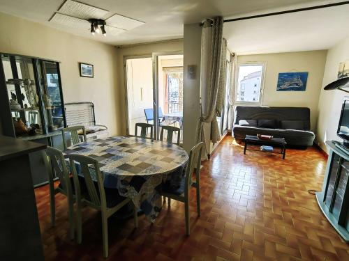 Spacieux T3 avec piscine et parking près du port - FR-1-607-10