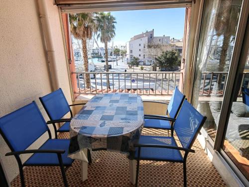 une table et des chaises sur un balcon avec vue dans l'établissement Spacieux T3 avec piscine et parking près du port - FR-1-607-10, au Cap d'Agde