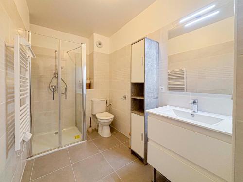 une salle de bain avec un lavabo, une douche et des toilettes dans l'établissement Confort & Élégance - Wifi, 2 pers, à Nice