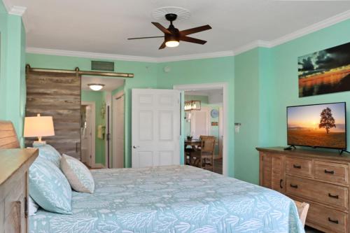 sypialnia z łóżkiem i wentylatorem sufitowym w obiekcie Paradise Shores 200 by Pristine Properties Vacation Rentals w mieście Mexico Beach