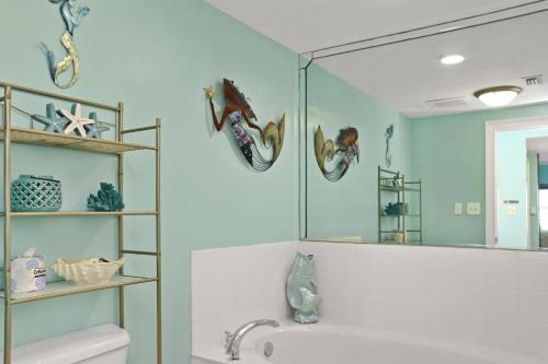 łazienka z umywalką i lustrem w obiekcie Paradise Shores 200 by Pristine Properties Vacation Rentals w mieście Mexico Beach