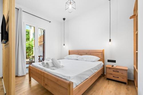 ein Schlafzimmer mit einem großen Bett mit weißer Bettwäsche in der Unterkunft Carina Studios Lefkada 2 in Lefkada Town