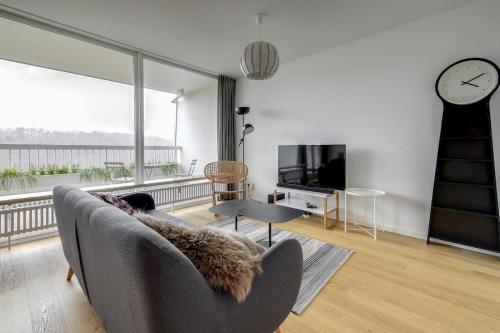 Μια τηλεόραση ή/και κέντρο ψυχαγωγίας στο Modern 2 bedroom apartment with pool and gym