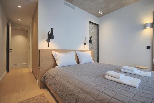 ein Schlafzimmer mit einem großen Bett mit Handtüchern darauf in der Unterkunft Marelys Villa Nea Skioni by Halkidiki Villas in Nea Skioni