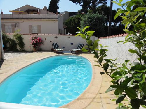 une piscine devant une maison dans l'établissement L'Abri Côtier, à La Ciotat