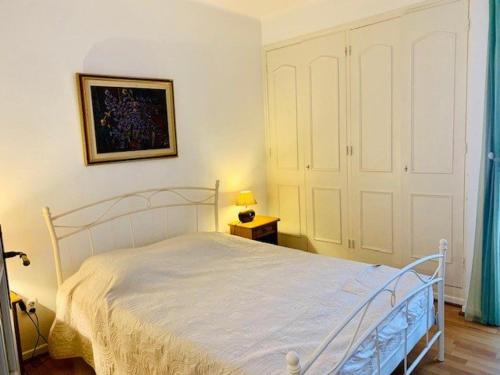 une chambre avec un lit blanc dans une pièce dans l'établissement Appartement F2 moderne avec wifi et garage à Amélie-les-Bains - FR-1-703-110, à Amélie-les-Bains-Palalda