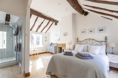 a bedroom with a large bed in a room at FRANCE FOLD COTTAGE - Cosy 1 Bed Cottage Close to Holmfirth & the Peak District, Yorkshire in Honley