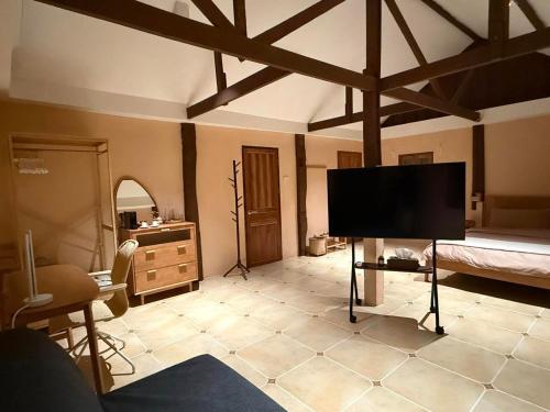 โทรทัศน์และ/หรือระบบความบันเทิงของ YAIMAII HOME-A tranquil stay in the heart of Luang Prabang