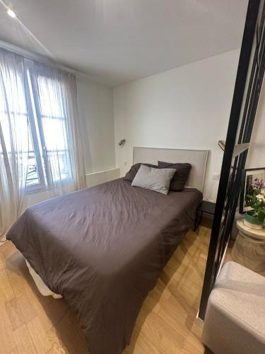 une chambre avec un grand lit dans une pièce dans l'établissement Studio champs Elysée, à Paris