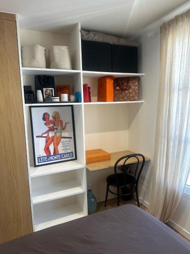 - une chambre avec une étagère et une affiche de cinéma dans l'établissement Studio champs Elysée, à Paris