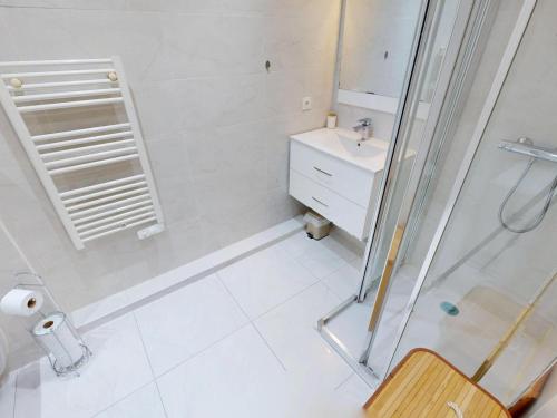 une salle de bain avec douche et lavabo dans l'établissement T2 climatisé avec balcon, garage et wifi - proche mer et gare - FR-1-196-371, à Roquebrune-Cap-Martin