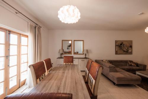 Posezení v ubytování Larger than usual 3BD Apartment