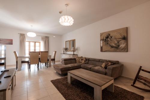 Χώρος καθιστικού στο Larger than usual 3BD Apartment