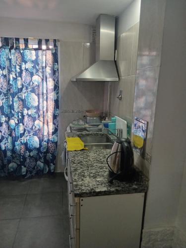 Η κουζίνα ή μικρή κουζίνα στο Solano Centro Deptos