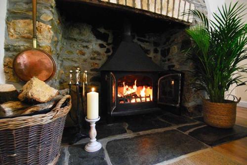 un camino in pietra con una candela in una stanza di Riverside farm cottage on private wildlife estate 3-bedrooms a Washaway