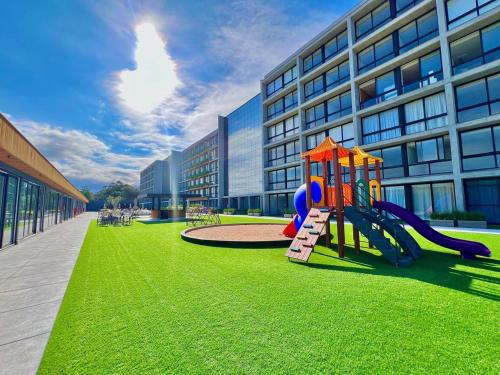 a playground in front of a building at Loft in Xangri-lá