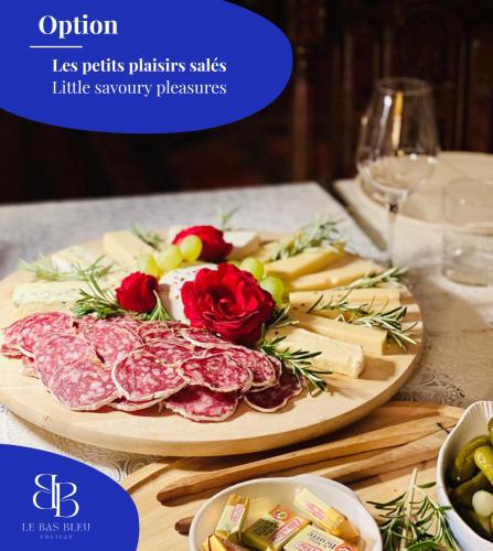 - une table avec une assiette de viandes et de fromage dans l'établissement La Tsarine - Cottage - Château Le Bas Bleu, à Quesnoy-le-Montant