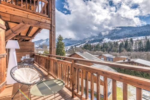 d'un balcon avec une chaise et une vue sur les montagnes. dans l'établissement Chalet Shana - Welkeys, à Praz-sur-Arly
