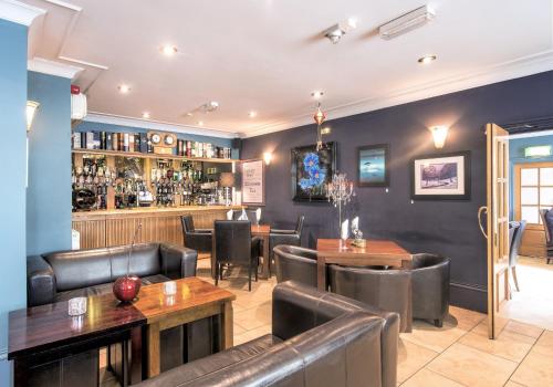 The lounge or bar area at Dovedale Hotel and Restaurant 