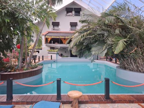 Kolam renang di atau dekat dengan Tropical Hotel