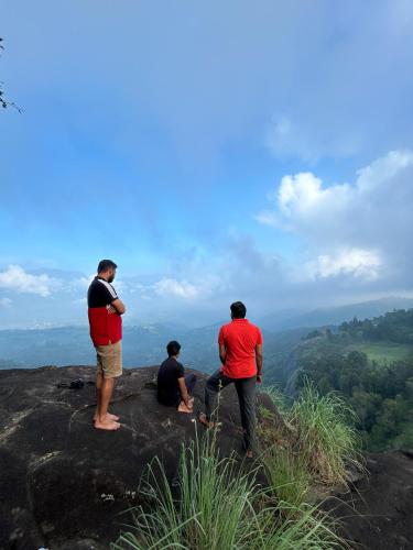 a group of people standing on top of a mountain at Nomadcasa Rooms in Kanthalloor