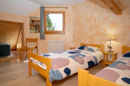 a bedroom with two beds and a window at Chalet 214 - Village nordique in Les Déserts