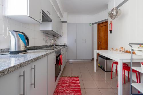 Kuchyň nebo kuchyňský kout v ubytování Caniço I By Trip2Portugal