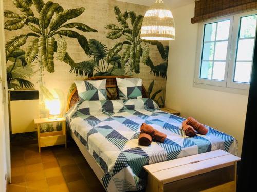 une chambre avec un lit avec deux ours en peluche dessus dans l'établissement Charmante villa 3 Chambres 1 mezzanine, à Hourtin